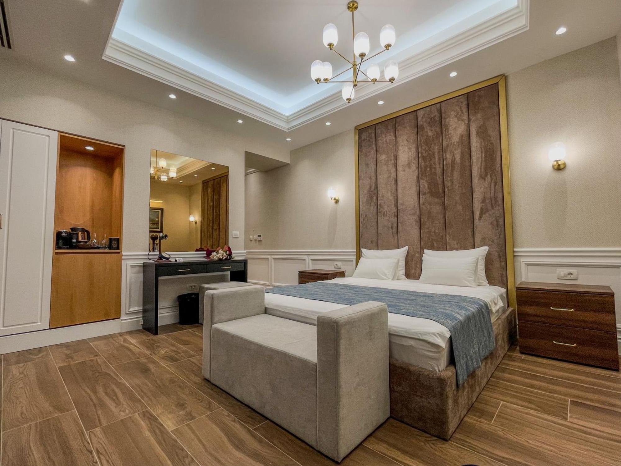 Hive Luxury By Mn *